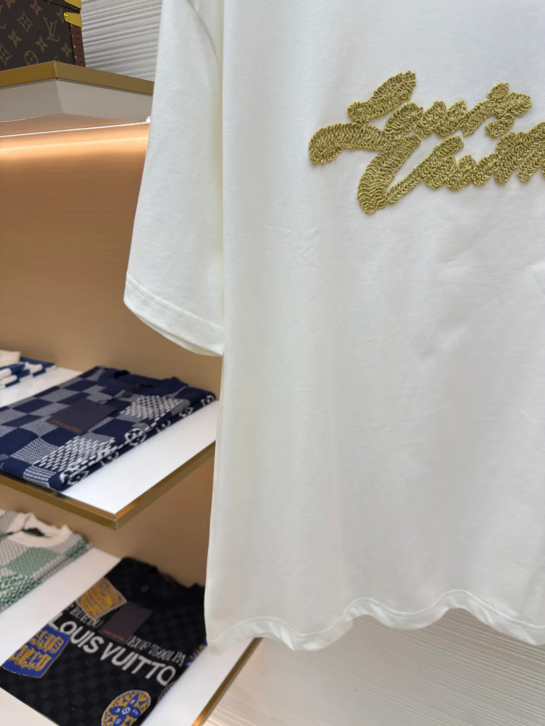 LOUIS VUITTON 拉菲草字母刺绣短袖 ●正品：10399购入开发 ●货号：1680198-A10 ●面料：平织优质棉 ●工艺：双纱拉架螺纹  ●版型：合身版型 ●克重：约285克 ●尺码：XS-S-M-L ●描述：巧妙运用拉菲草般的标志性元素，为经典廓形增添一抹手工气息。 Decorated with Louis Vuitton embroidery on the chest and Marque 1.Vuitton Dé 💰osée label on the back. The overall wiring is straight and delicate, the fabric is comfortable and soft, and the color is consistent without color difference. It can be matched with the same style to create a fashionable look and control various occasions. Customized accessories, complete with three standards, same style for men and women!